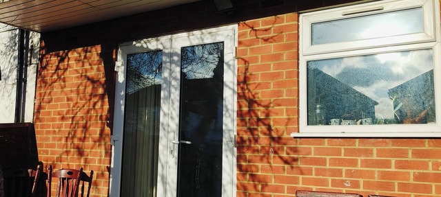 Cosy 2-Bed Studio with Amenities in London suburb