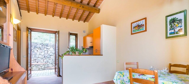 Cosy apartment with WIFI, pool, TV, terrace, pets allowed, panoramic view and parking