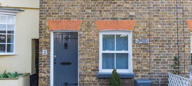 Cosy cottage in Temple Ewell, walk to the local pub and Kearsney Abbey