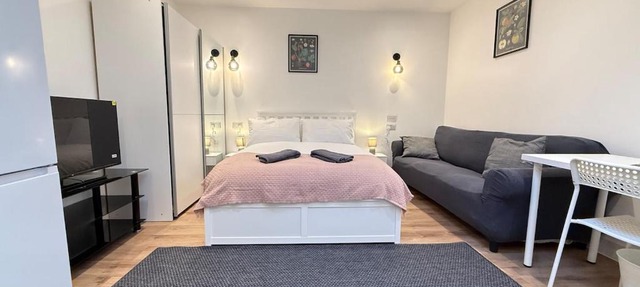 Cosy skylight Modern Studio and Free Private Parking