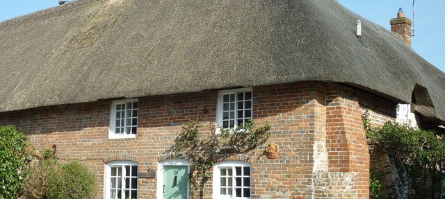 Cosy thatched cottage minutes from the sea, nestled in gentle rural countryside