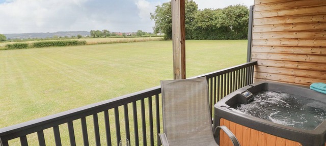 COTSWOLD VIEW 2, romantic, character holiday cottage in Honeybourne