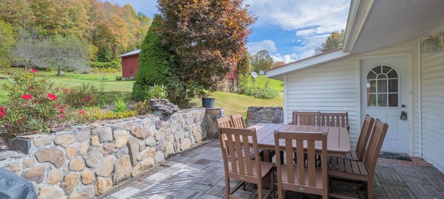 Cottage on Creeper Trail with Wide Open Acreage