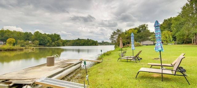 Cottage w/Fire Pit & Lake Access in Waterloo!