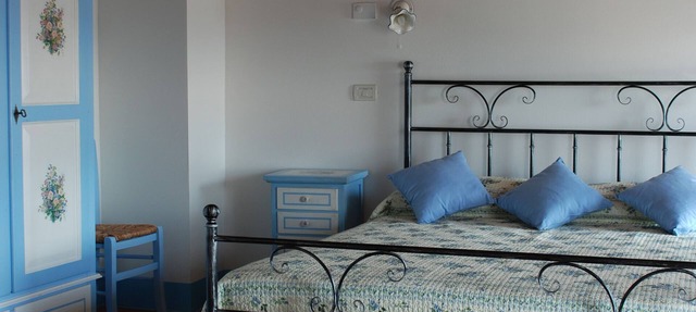 COUNTRY COSTS CLUB - roses room