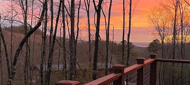 Couples Romantic Getaway! Mountain Log Cabin with Hot Tub & Fireplace.