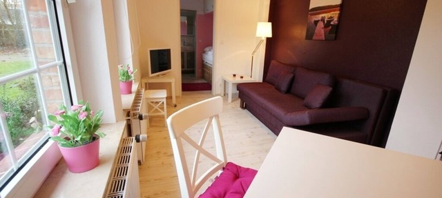 Cox, bright ground floor single apartment, 35sqm, bedroom, living room, shower room, kitchen, internet, garden