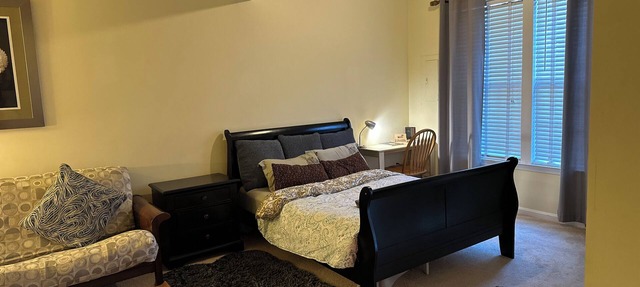 Cozy 1-bedroom studio type living in tranquil Broadlands with AC & private bath.