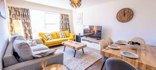Cozy 2-Bed, 1-Bath with Free Parking, Close to Roath Park