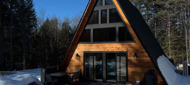 Cozy 2-bedroom A Frame chalet in delightful Danbury NH with WiFi and AC