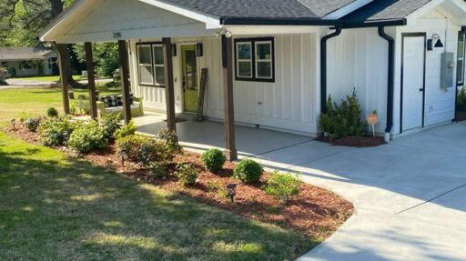 Cozy 2-bedroom Farmhouse with parking on premise