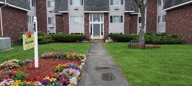 Cozy 2 bedroom retreat on quiet Ledgewood Dr! Minutes to Downtown Portsmouth!