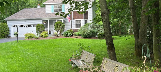 Cozy 3 bedrm colonial near Saratoga Springs and Adirondack/Lake George region.