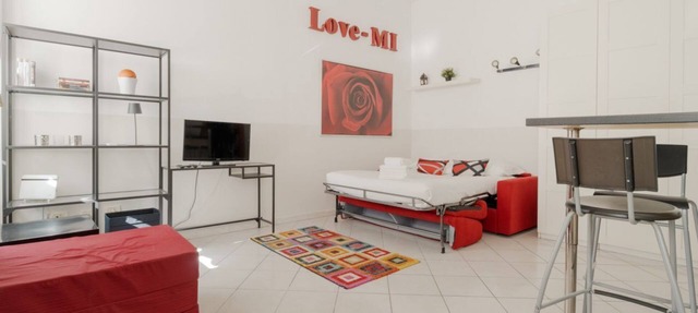 Cozy 39m2 studio apartment, ideal for 2 people, located on the ground floor.The accommodation is located 2 steps from Pasteur, a rapidly evolving multi-ethnic residential neighborhood, the heart of the lively NoLo area (North of Loreto). It offers a youn