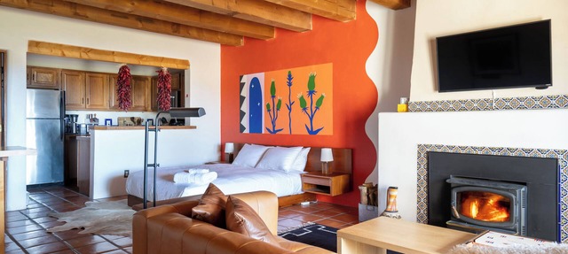 Cozy adobe studio with private balcony, mountain views, and classic Southwest charm—just minutes from Taos, Arroyo Seco, and Taos Ski Valley. Perfect for a peaceful canyon escape with modern comforts.
