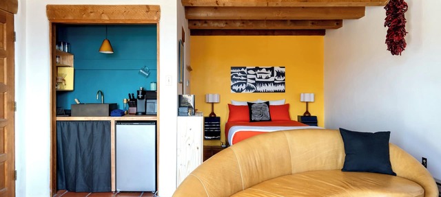 Cozy adobe studio with private balcony, mountain views, and classic Southwest charm—just minutes from Taos, Arroyo Seco, and Taos Ski Valley. Perfect for a peaceful canyon escape with modern comforts.