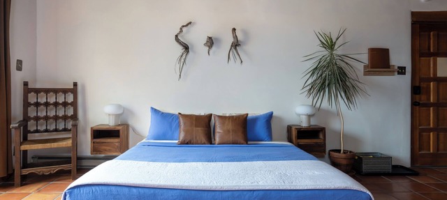 Cozy adobe studio with private balcony, mountain views, and classic Southwest charm—just minutes from Taos, Arroyo Seco, and Taos Ski Valley. Perfect for a peaceful canyon escape with modern comforts.