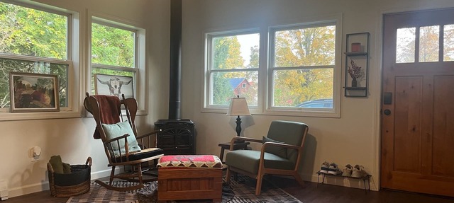 Cozy Cabin - walking distance to town and 10 minutes to Bromley. Pet friendly!