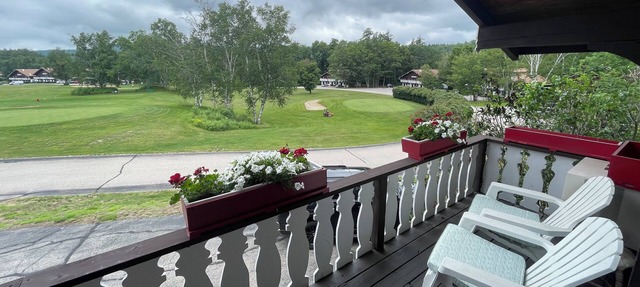 Cozy Chalet Condo central to 3 Ski Resorts: Attitash, Wildcat, Cranmore!