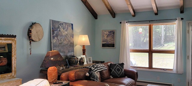 Cozy Condo for 6 with wooded back patio & grill. 1 mile to town square.