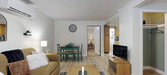 Cozy duplex, first floor unit w/kitchen, shared fire pit, lake access, wifi, TV