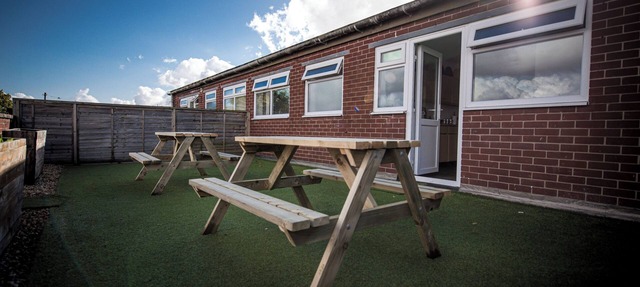 Cozy Family Apartment | Manchester Airport | Free Parking | Sleeps 8