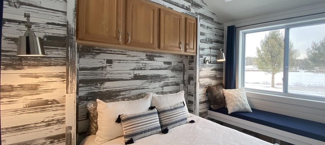 Cozy Lakeside Tiny Home, kayaks included, fishing, hot tub, Near Skiing
