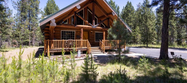 Cozy Log Cabin on Quiet Cul-de-sac, Trails, River Nearby, 3 Mi from Sunriver, Covered Front Porch