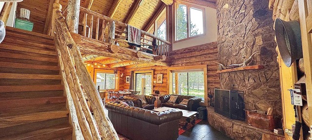 Cozy log cabin with wrap-around porch, Hot tub Loft space, Washer & Dryer