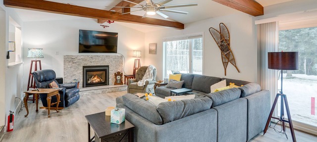 Cozy North Pole Home w/ Mountain & Aurora Views!