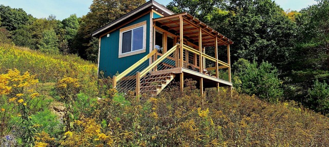 "Cozy, Peaceful Tiny House with Mountain Views, Short Walk from Parking"