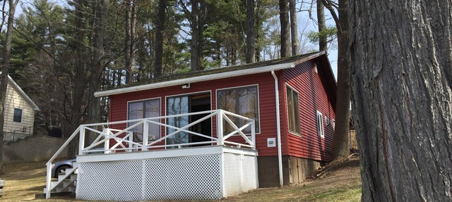 Cozy Private Lake Cottage Minutes to Lake George & Saratoga Springs Pet Friendly