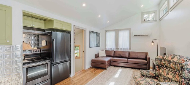 Cozy recreation home with full kitchen, washer & dryer, private lot and WIFI