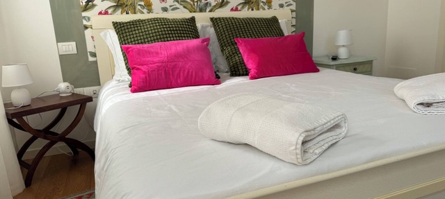 Cozy river-view apartment, a stone's throw from the cathedral.