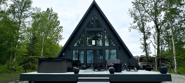 Cozy riverfront retreat with HOT TUB! Just 5 minutes from downtown Palmer.