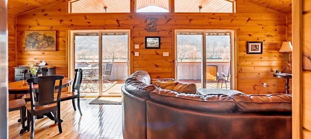 Cozy, Romantic Waterfront Cabin on New River 1BS2 - Moonlight Serenade