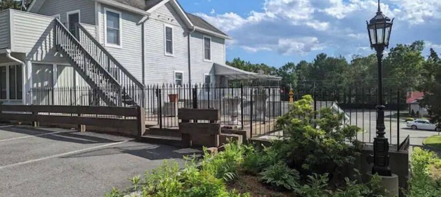 Cozy Rustic 2BR Retreat Near Park and Lakes
