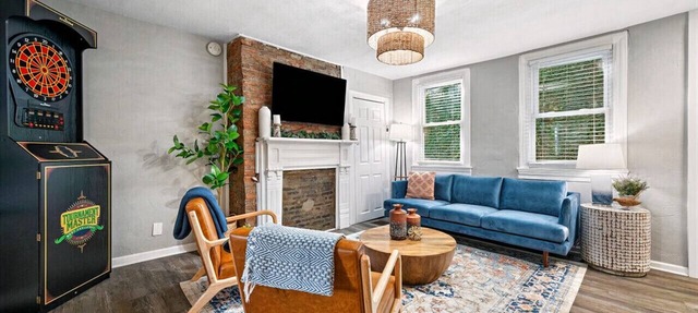 Cozy Southside Pitt home w/Pool Table +Yard