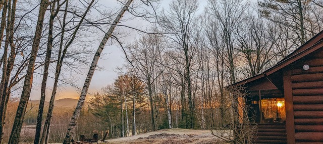 Cozy Updated Log Cabin with Mountain Views close to Monadnock