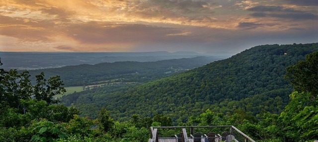 Crest View Lodge with AMAZING VIEWS! Sunken Deck! Movie Theater! Fast Wi-Fi!