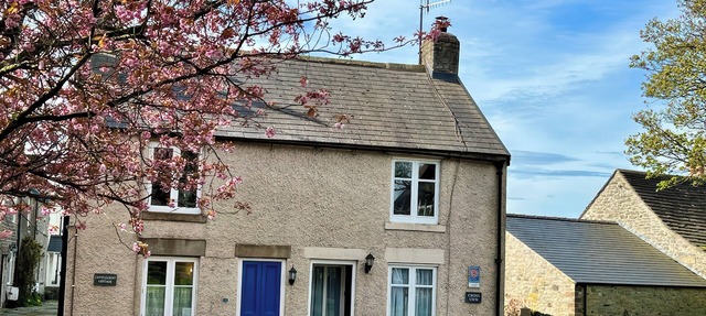 CROSS VIEW, pet friendly, with open fire in Litton, Derbyshire