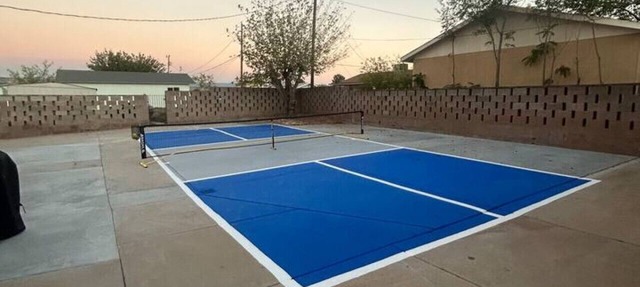 Cute 3 bed 2 bath with Pickle Ball Court! Sleeps 28 inquire within : p