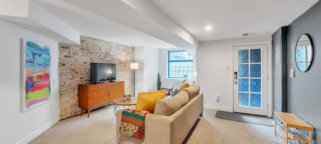 Cute and Charming 1BR in Fantastic Location by RedAwning