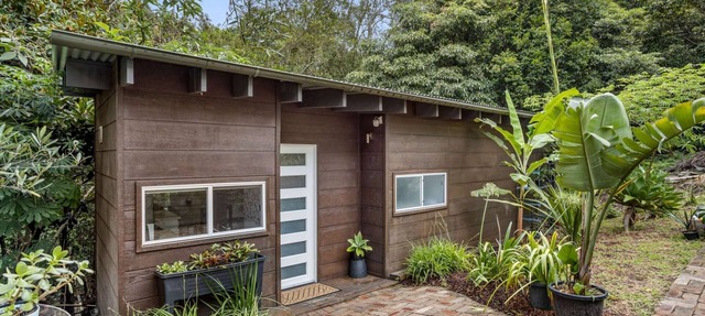 Cute, private 2BR cottage ‘in the trees’, plus sofa bed, great location