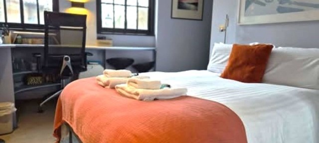 Cute Studio with strong air con breakfast bar kitchenette in Kennington