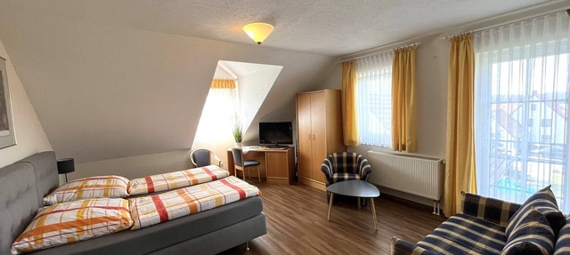 Cyclist-friendly apartment (42 sqm) with west-facing balcony and separate kitchen