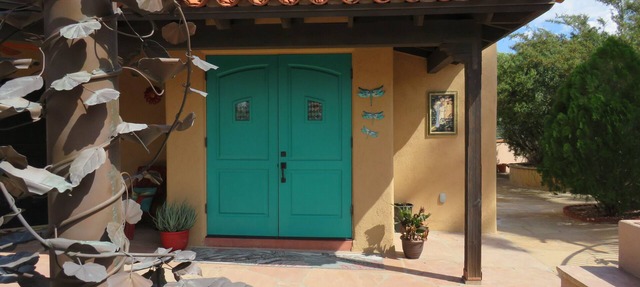 Damselfly Studio. Contemporary, comfortable retreat with gorgeous views near SNP