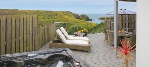 DAPHNE, pet friendly, country holiday cottage, with pool in Mullion
