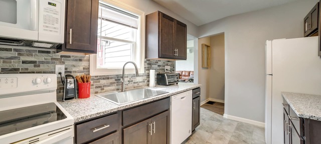 Deck & Patio: Inviting Abode in Natrona Heights!