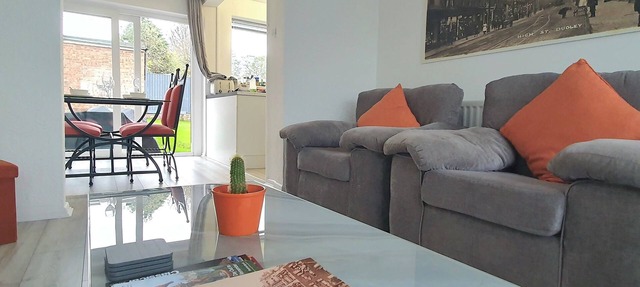 Delightful 3-Bedroom House in Dudley Families and Contractors welcome 5 guests